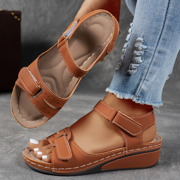 Oda | Sandales réglables à talon compensé